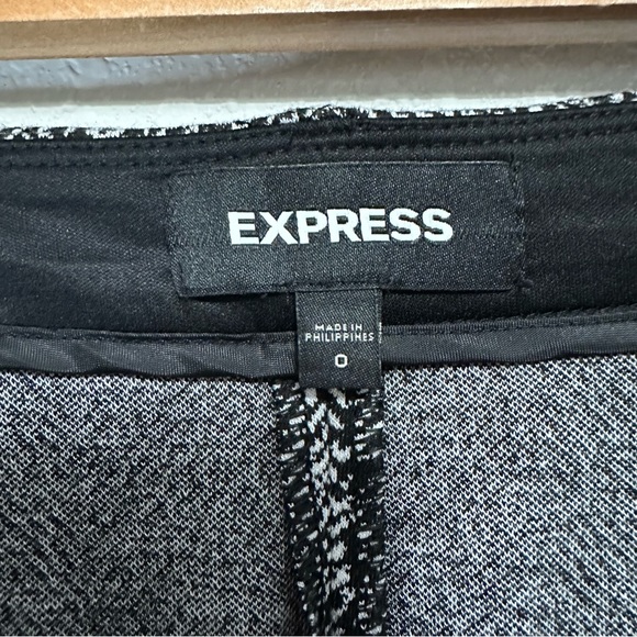 EXPRESS - Black & White Printed Skort with Belt - Picture 6 of 10